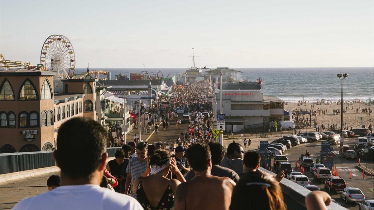Personas riéndose mientras miran un teléfono